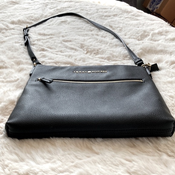 Tommy Hilfiger crossbody. - Picture 8 of 14